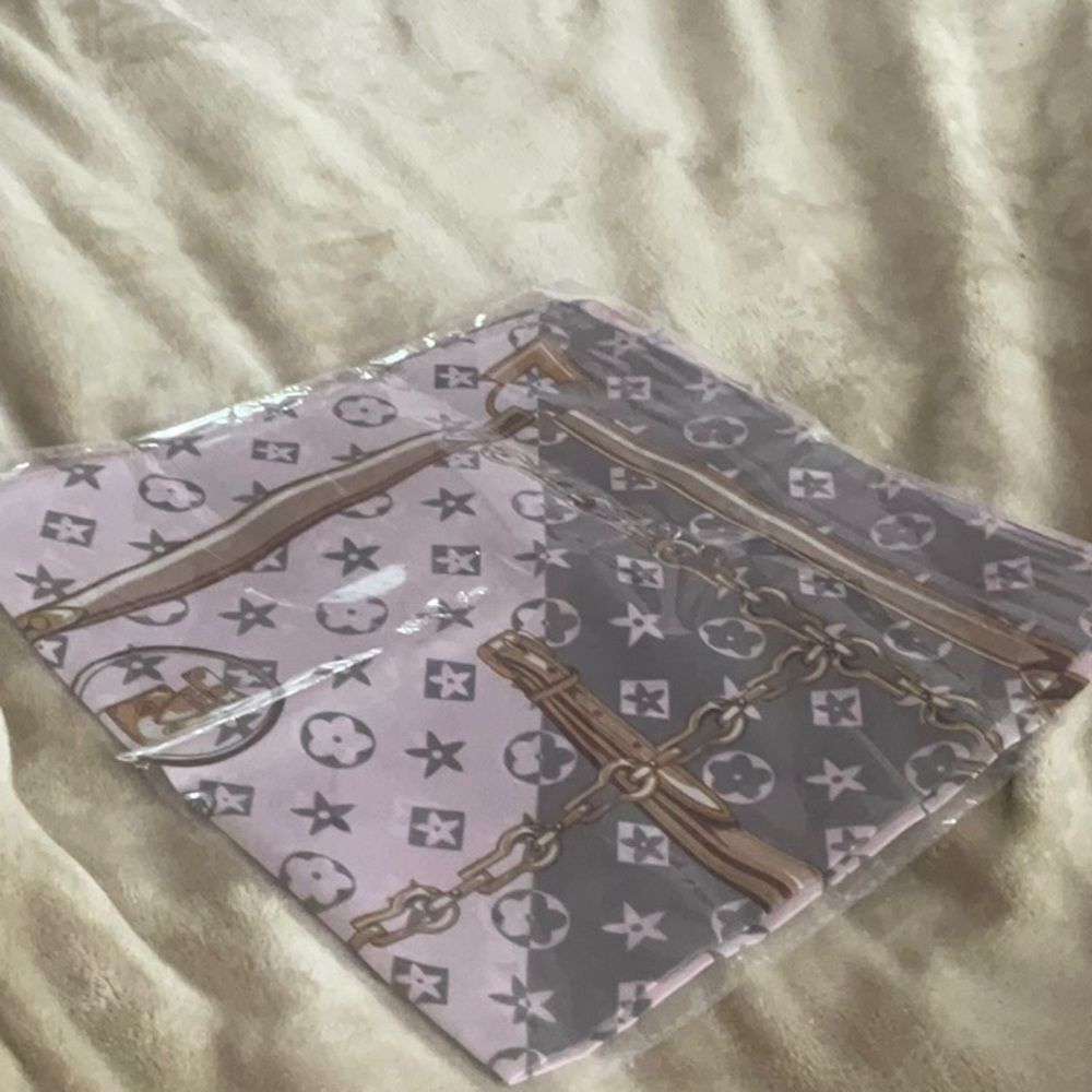 Designer-Style French Girl Luxury Satiny Blossom Pink Patterned Scarf Twilly - Picture 3 of 3